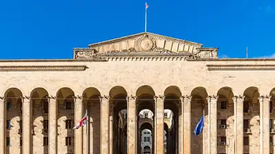 Протестующие разгромили 48 комнат парламента Грузии, фото - Новости Zakon.kz от 01.12.2024 19:26