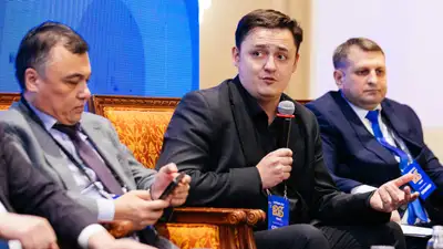 Начальник управления повышения финансовой грамотности Агентства по регулированию и развитию финансового рынка Дмитрий Акмаев , фото - Новости Zakon.kz от 03.12.2024 10:31