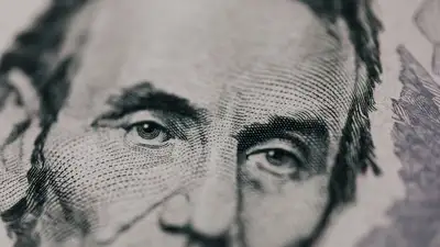 фрагмент купюры 5 долларов, фото - Новости Zakon.kz от 02.12.2024 17:42