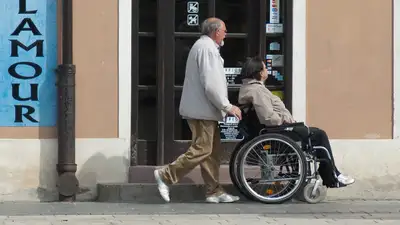 Парализованные люди начали ходить благодаря электростимуляции головного мозга, фото - Новости Zakon.kz от 04.12.2024 00:52