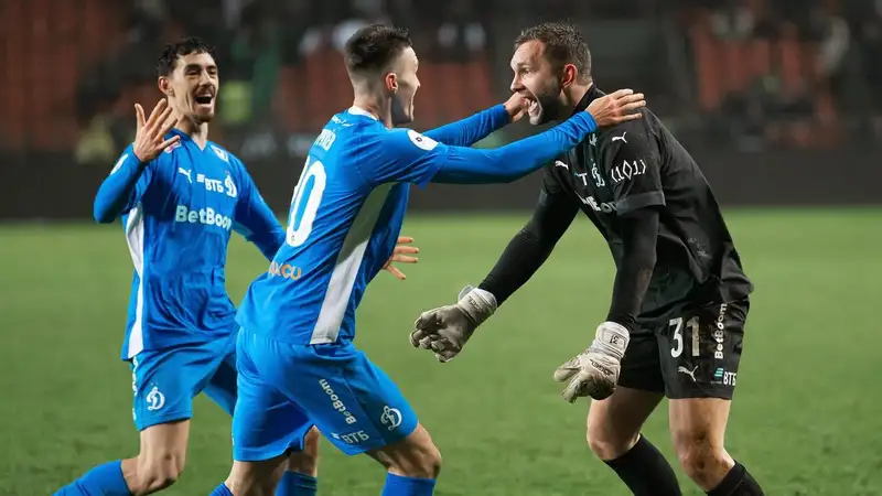 Впервые в истории российского футбольного первенства вратарь забил гол с игры