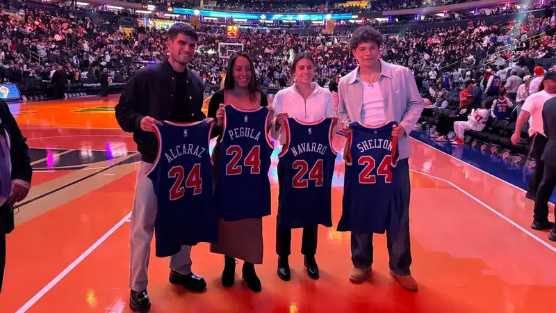 Топовые теннисисты получили именные майки от клуба НБА "Нью-Йорк Никс"