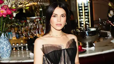 Сати Казанова вышла на сцену через месяц после родов, фото - Новости Zakon.kz от 06.12.2024 15:40