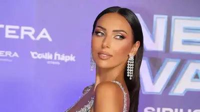 Переживающая развод Алсу стала блондинкой , фото - Новости Zakon.kz от 07.12.2024 19:34