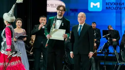 юбилей в театре, фото - Новости Zakon.kz от 10.12.2024 20:35