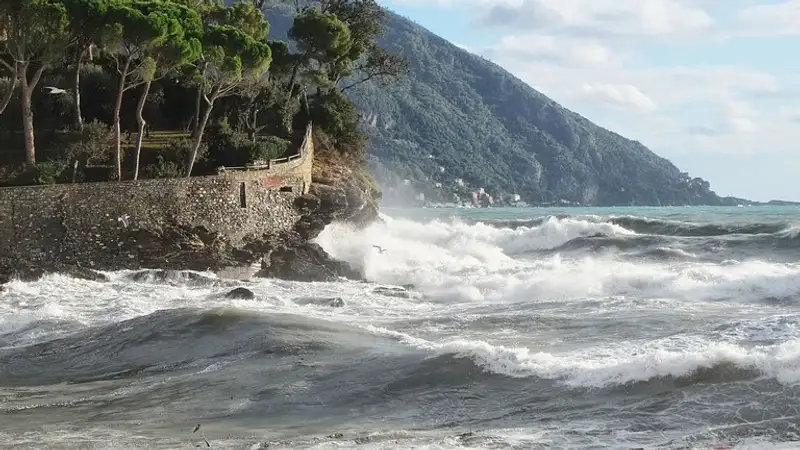 Девочка спаслась на резиновых шинах после кораблекрушения в Италии