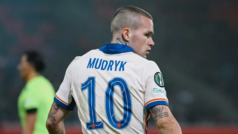 Полузащитник "Челси" Михаил Мудрик временно отстранен от игры