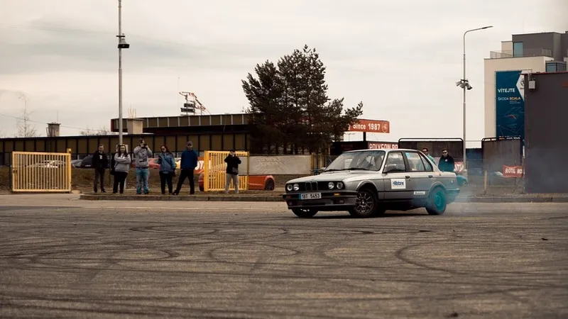 Дерзкого водителя, устроившего дрифт на дороге, арестовали в Алматы
