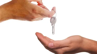 Предприниматель подарил дом матери-одиночке, фото - Новости Zakon.kz от 18.12.2024 19:57