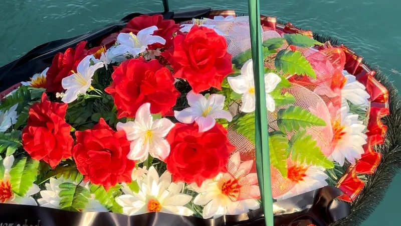 В Каспийское море спустили венки в память о жертвах авиакатастрофы в Актау