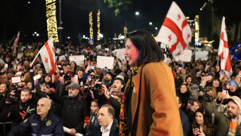 Жители Грузии выходят на протесты в поддержку президента Зурабишвили