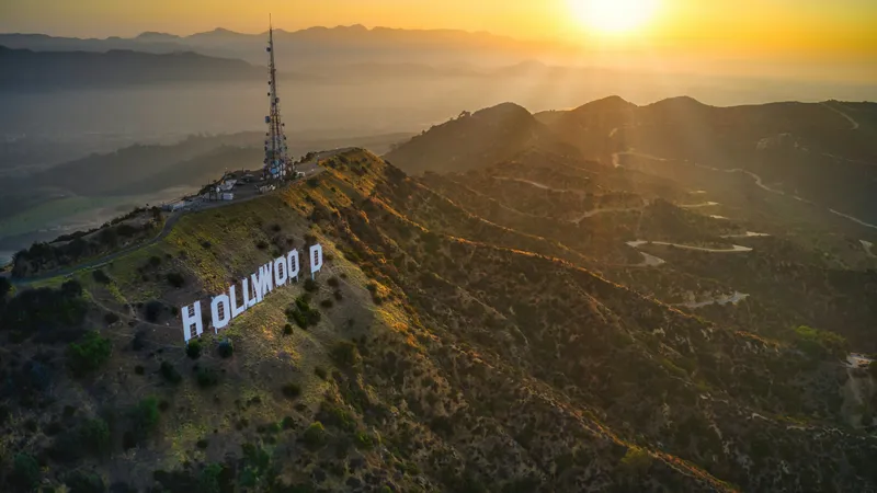 Огонь охватил символ Голливуда