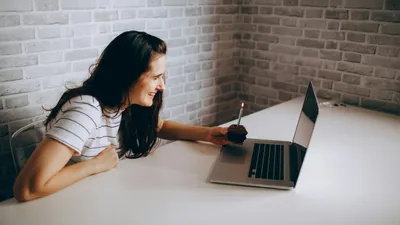 Женщина перевела актеру "Бреду Питту" 447 млн тенге, фото - Новости Zakon.kz от 14.01.2025 16:01