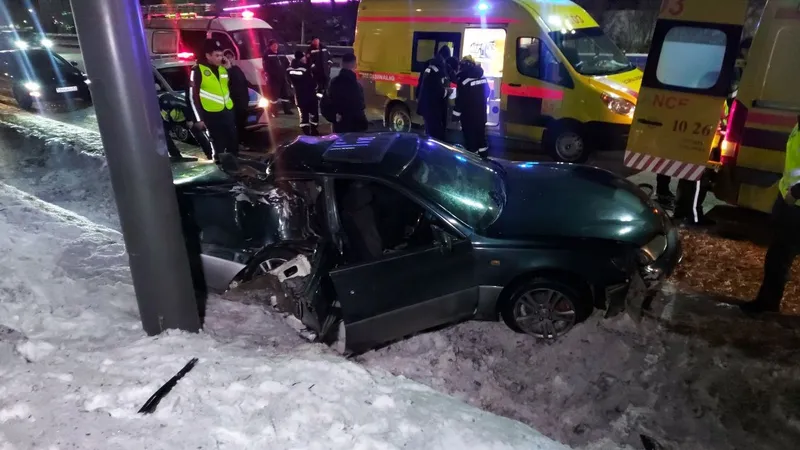 В Алматы автомобиль вылетел с дороги и врезался в рекламный щит