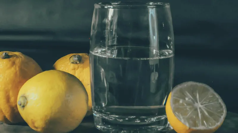 Кому нельзя пить воду с лимоном по утрам