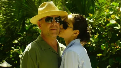 Тяжелобольного Брюса Уиллиса заметили в компании полицейских, фото - Новости Zakon.kz от 17.01.2025 10:35