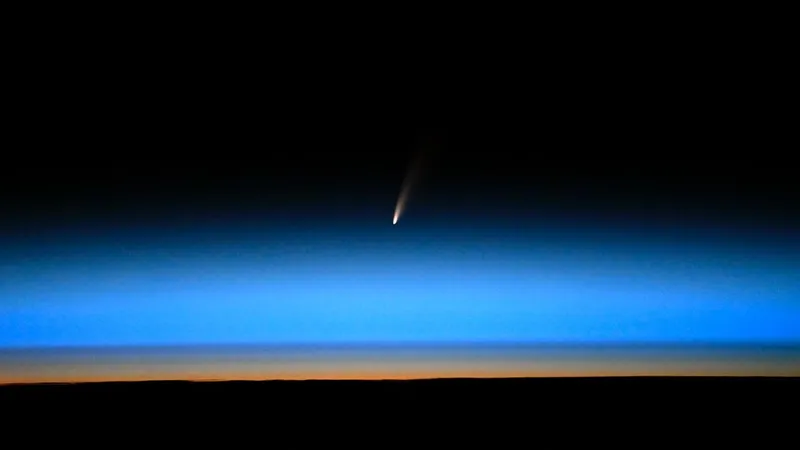 Космонавт запечатлел первую яркую комету в 2025 году