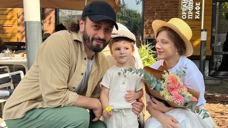 Маленький сын Лизы Арзамасовой и Ильи Авербуха поразил игрой на пианино