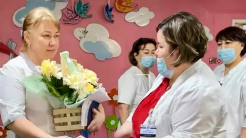 Наградили акушерку, которая спасла ребенка в аквапарке Усть-Каменогорска