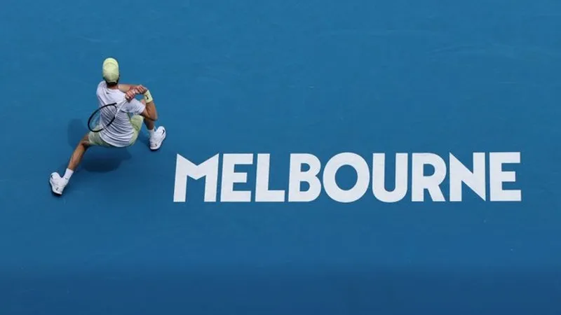 Действующий чемпион Australian Open Янник Синнер обыграл Хольгера Руне и вышел в четвертьфинал