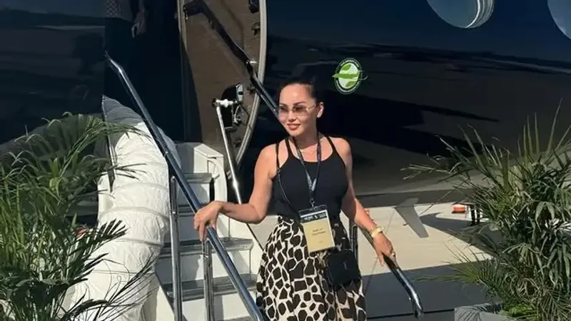 51-летняя Баян Алагузова в купальнике и со слоном восхитила фанатов