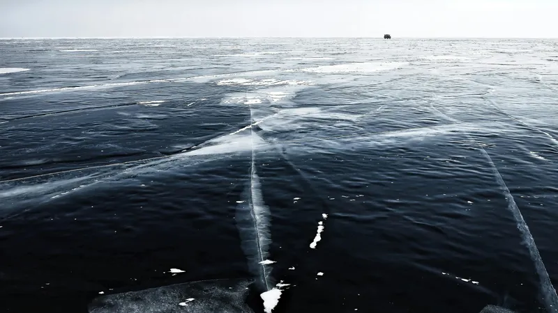 Со дна Байкала подняли статую рыцаря