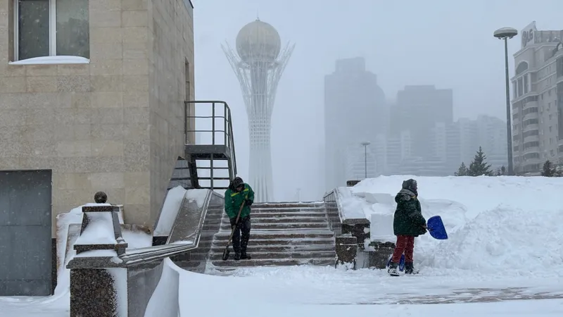 Сдувает ветром и заметает снегом: как в Астане справляются с непогодой