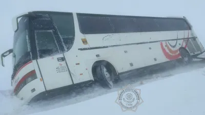 Автобус перевернулся из-за метели в Абайской области, фото - Новости Zakon.kz от 22.01.2025 18:55