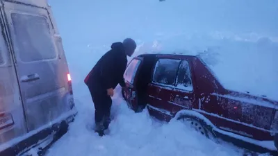 Снежная лавина обрушилась на автомобили в Кыргызстане , фото - Новости Zakon.kz от 22.01.2025 22:34