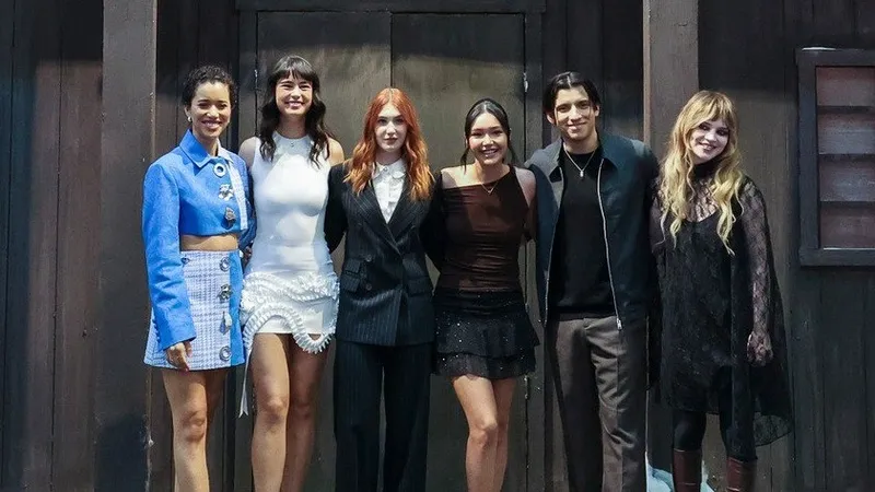 Элайджа Вуд и Хилари Суонк появились в трейлере сериала "Шершни"