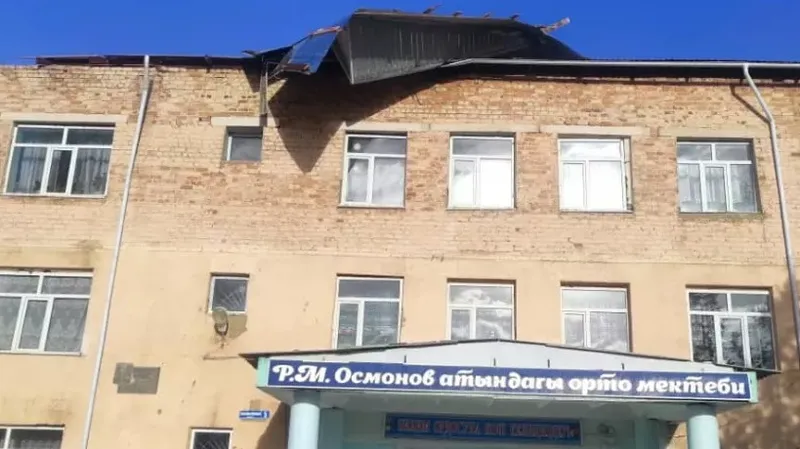 Сильный ветер снес крышу школы в Кыргызстане