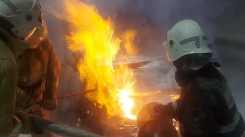 Минивэн загорелся на проспекте Абая в Алматы