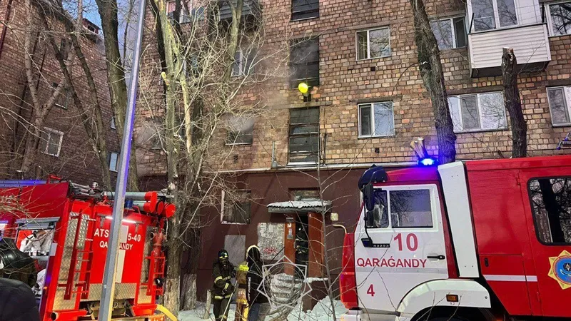 Мужчина с ожогами доставлен в больницу после пожара в Караганде