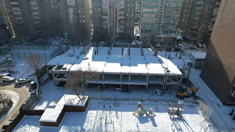 Недостроенный многоуровневый паркинг сносят в Алматы