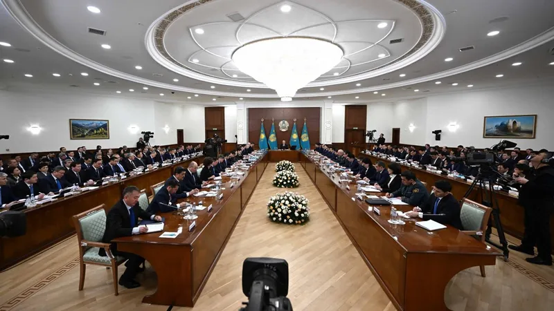 Правительство должно ответить, почему действующие второй год жесткие бюджетные правила не работают – Токаев