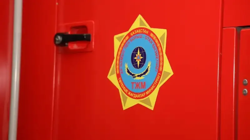 Пожар разгорелся в мебельном цехе в Астане