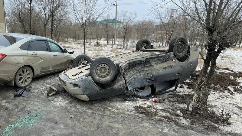 Автомобиль с детьми опрокинулся в Уральске