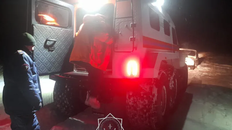 Автомобиль с пассажирами застрял в снежном заносе на трассе в Карагандинской области