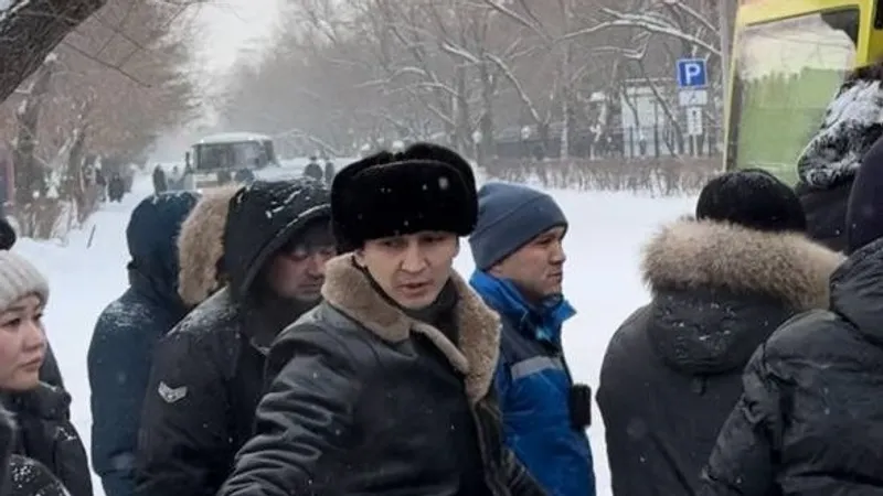 Полицейские помогли мужчине, у которого случился приступ на тротуаре в Петропавловске