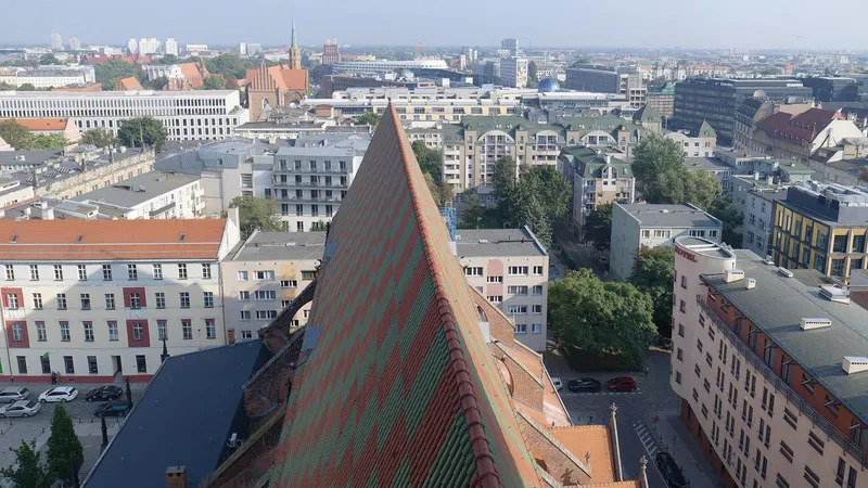 19-летний парень пытался прыгнуть с крыши многоэтажного дома