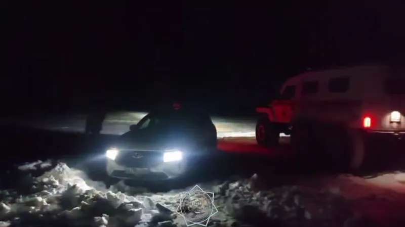 Двух детей освободили из снежного плена на трассе в Костанайской области