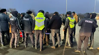 В Уральске жители садового общества перекрыли дорогу, требуя электричество, фото - Новости Zakon.kz от 03.02.2025 22:19