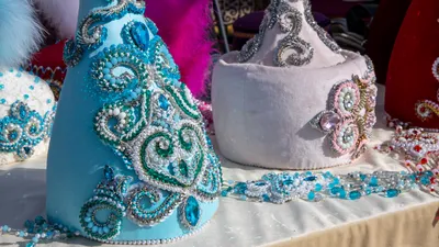 Ярмарка, ремесло, ремесленники, орнамент, ювелирные изделия, национальные украшения, национальный стиль, фото - Новости Zakon.kz от 16.09.2025 12:07