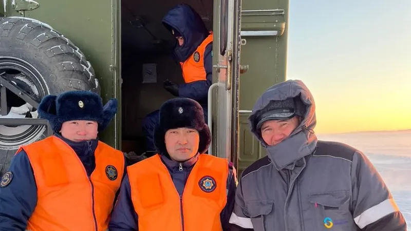 Автомобиль с людьми застрял на трассе в Карагандинской области