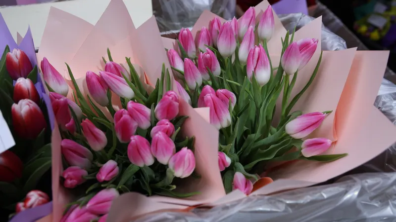 Как продлить жизнь подаренному букету, рассказала флорист