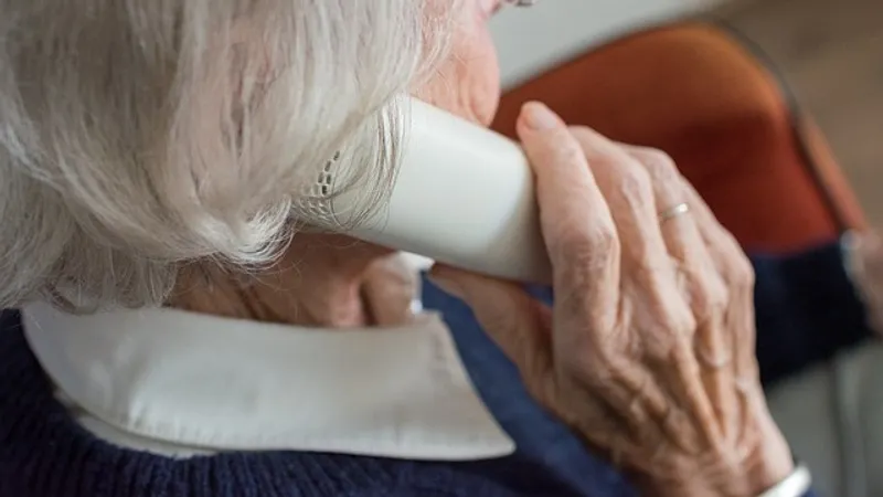 Пенсионерка набрала кредитов на 21 млн тенге после звонка "бывшего начальника"