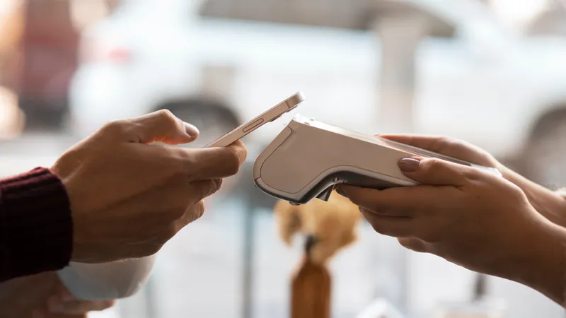 Казахстанцы предпочитают безналичный расчет: как изменились количество и объем транзакций