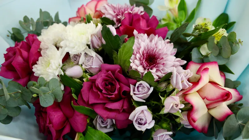 77,6 млн долларов за год: какая страна "заваливает" Казахстан цветами