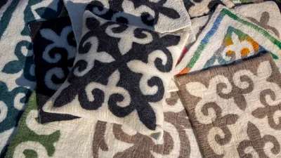 Валяние войлока, войлочное искусство, войлок, войлоковаляние, войлочные изделия, изделия из войлока, сурет - Zakon.kz жаңалық 27.10.2025 15:09