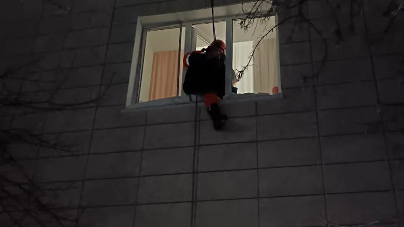 Маме и ребенку помогли спасатели в Астане